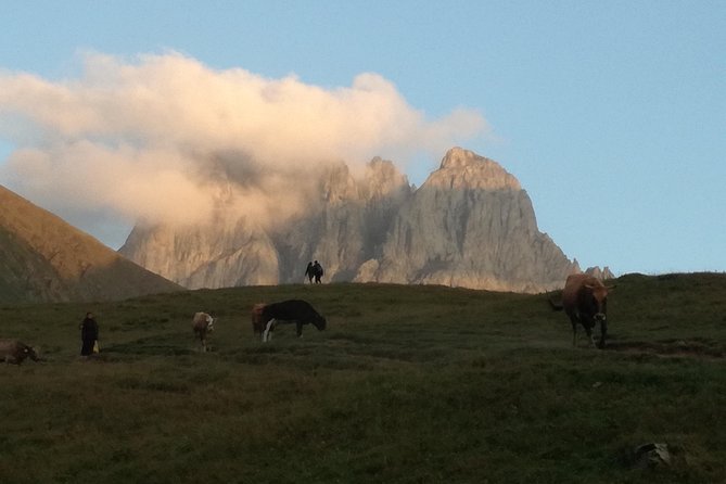 3-Day Hiking Group Tour in Kazbegi - Day 2: Gergeti Trinity Church and the Push Toward Gergeti Glacier (3200m)