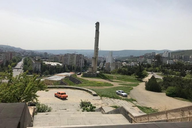 Concrete Giants Tour - Rolling through Soviet-era Tbilisi in a vintage Soviet car