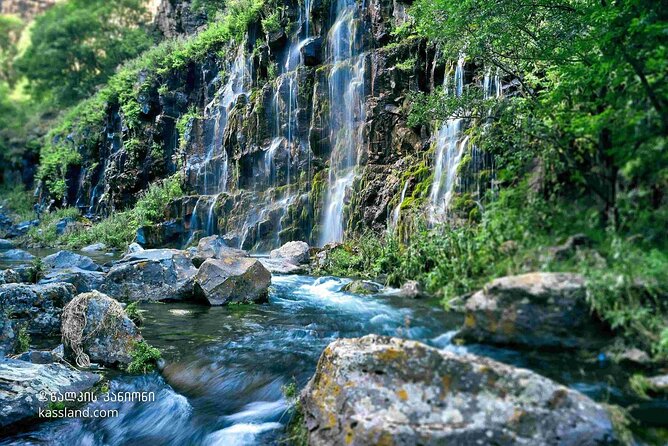Dashbashi Canyon. The village of Asureti and Didgori monument. - Group size, guide service, and pace: where this trip wins
